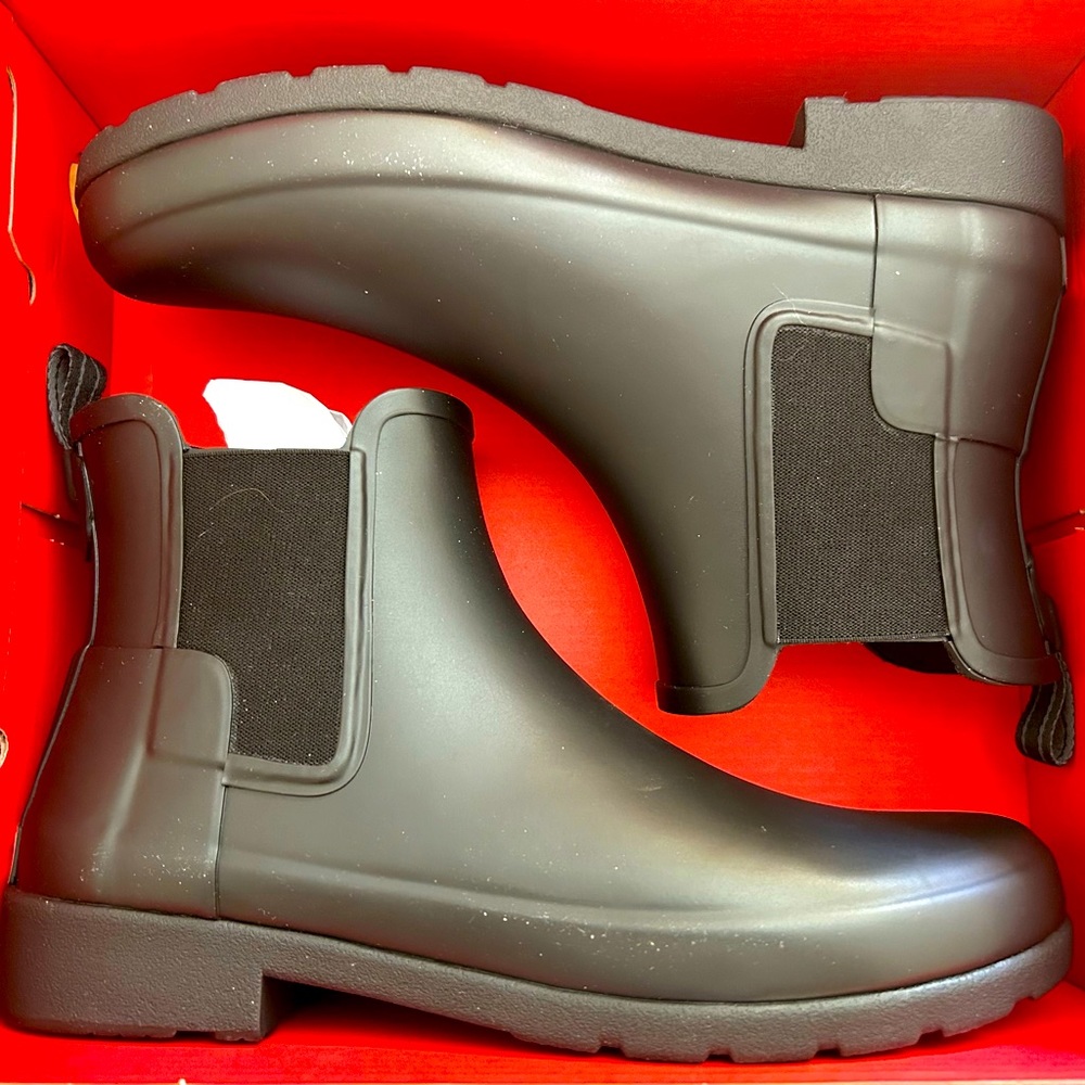 New with box. Never worn. Size 9. Chelsea Boot.